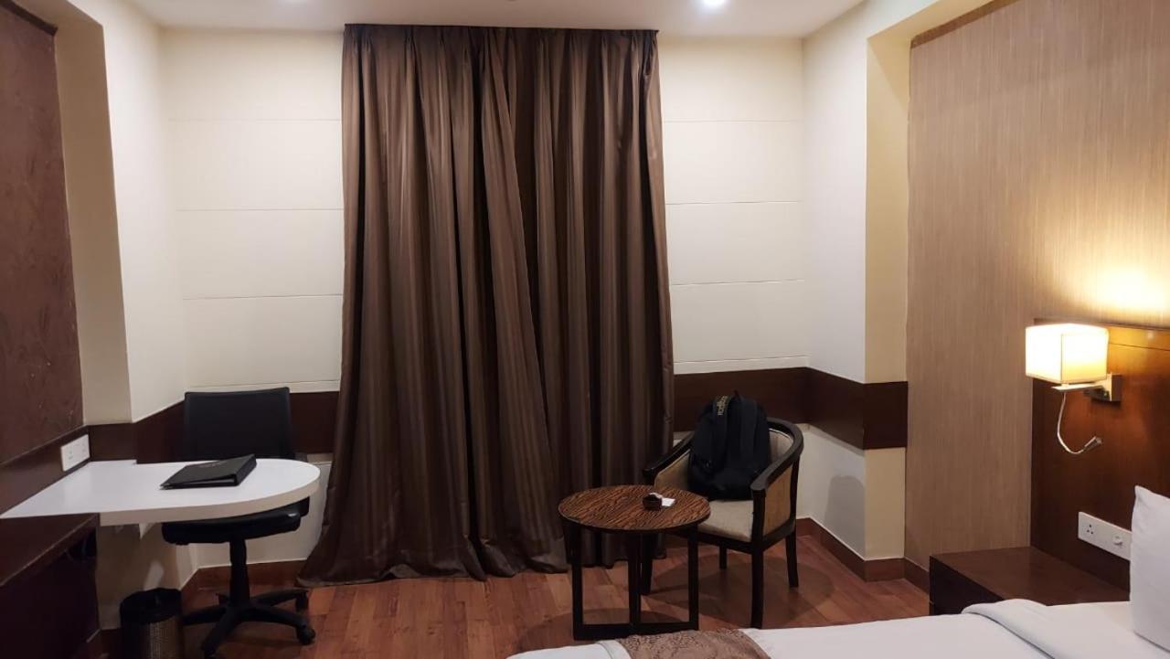 Hotel Casaya Inn Chinhat Екстериор снимка
