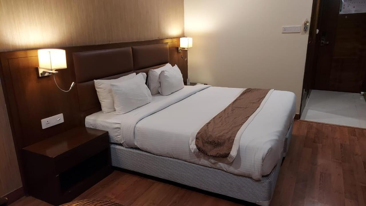 Hotel Casaya Inn Chinhat Екстериор снимка