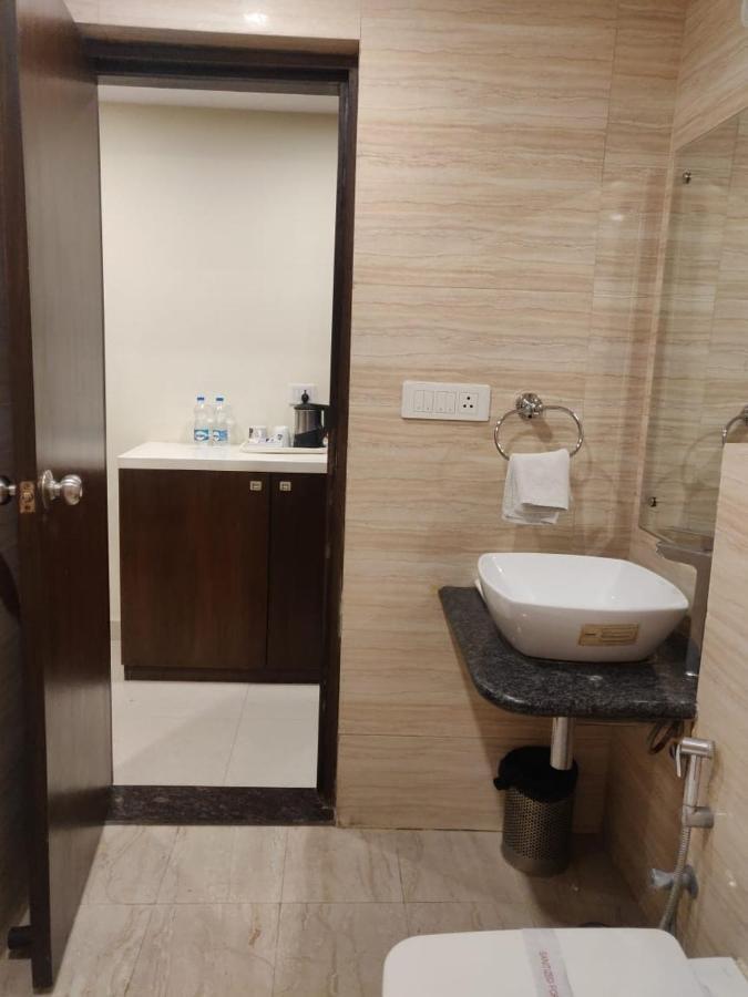 Hotel Casaya Inn Chinhat Екстериор снимка
