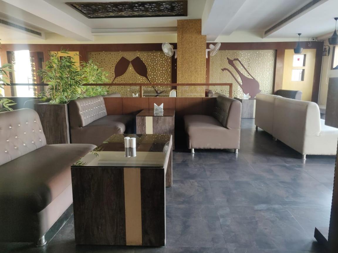 Hotel Casaya Inn Chinhat Екстериор снимка