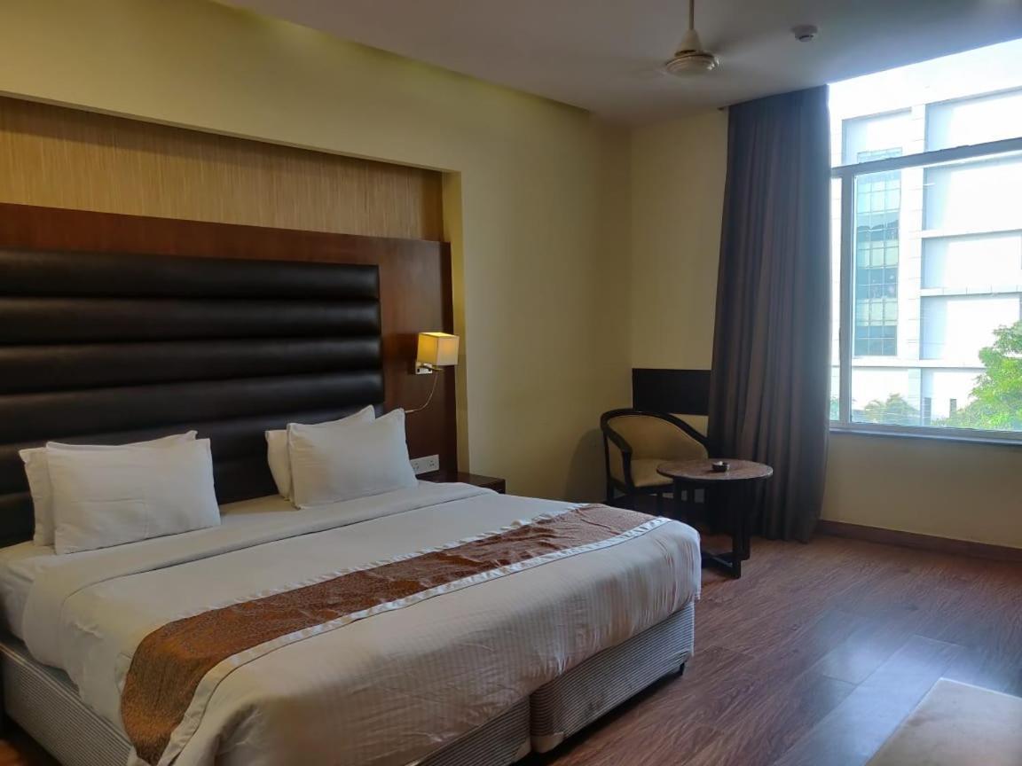 Hotel Casaya Inn Chinhat Екстериор снимка