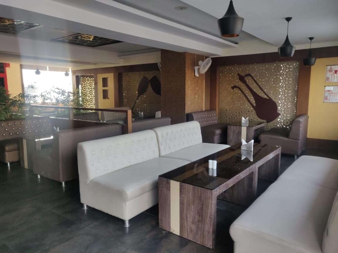 Hotel Casaya Inn Chinhat Екстериор снимка