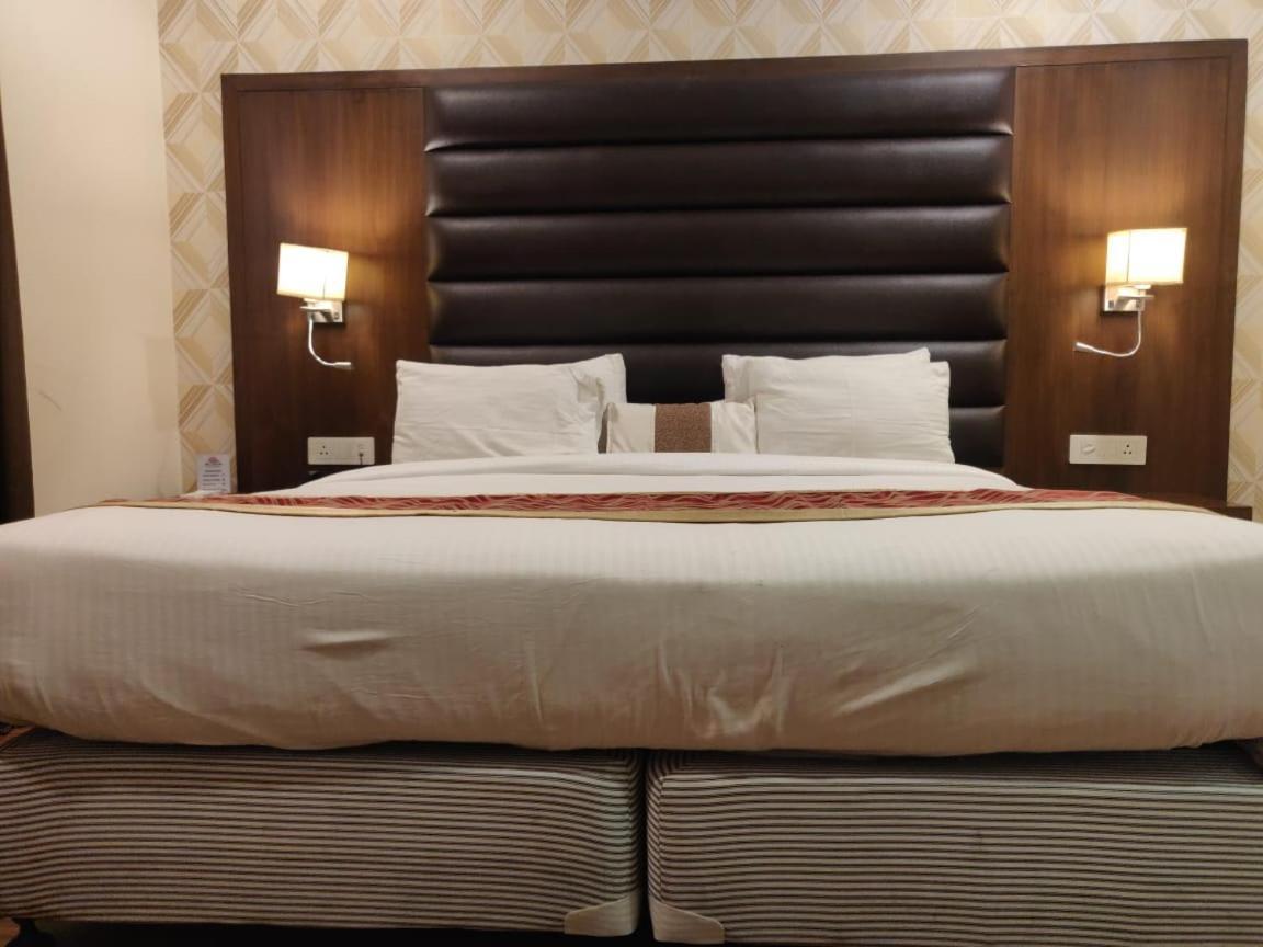 Hotel Casaya Inn Chinhat Екстериор снимка