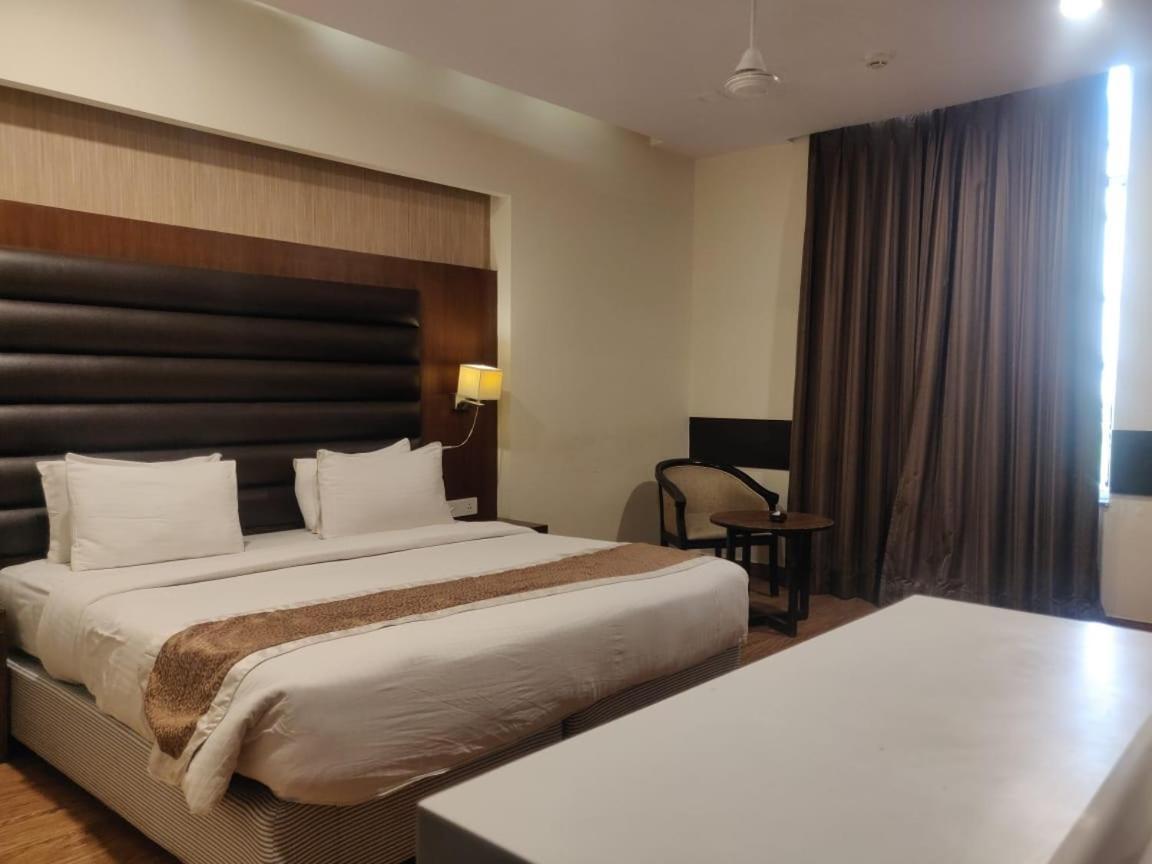 Hotel Casaya Inn Chinhat Екстериор снимка