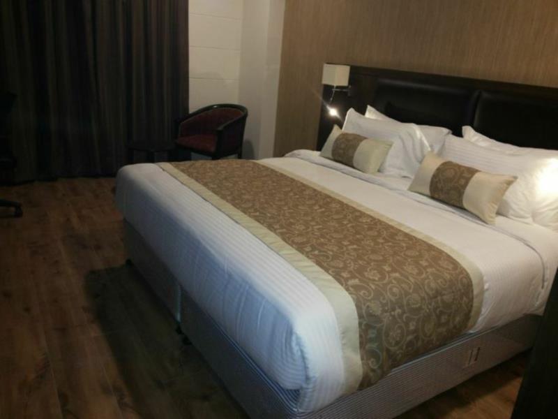Hotel Casaya Inn Chinhat Екстериор снимка