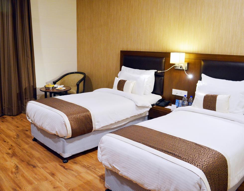 Hotel Casaya Inn Chinhat Екстериор снимка