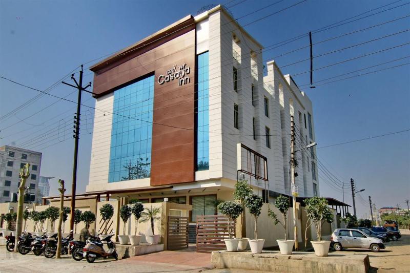Hotel Casaya Inn Chinhat Екстериор снимка