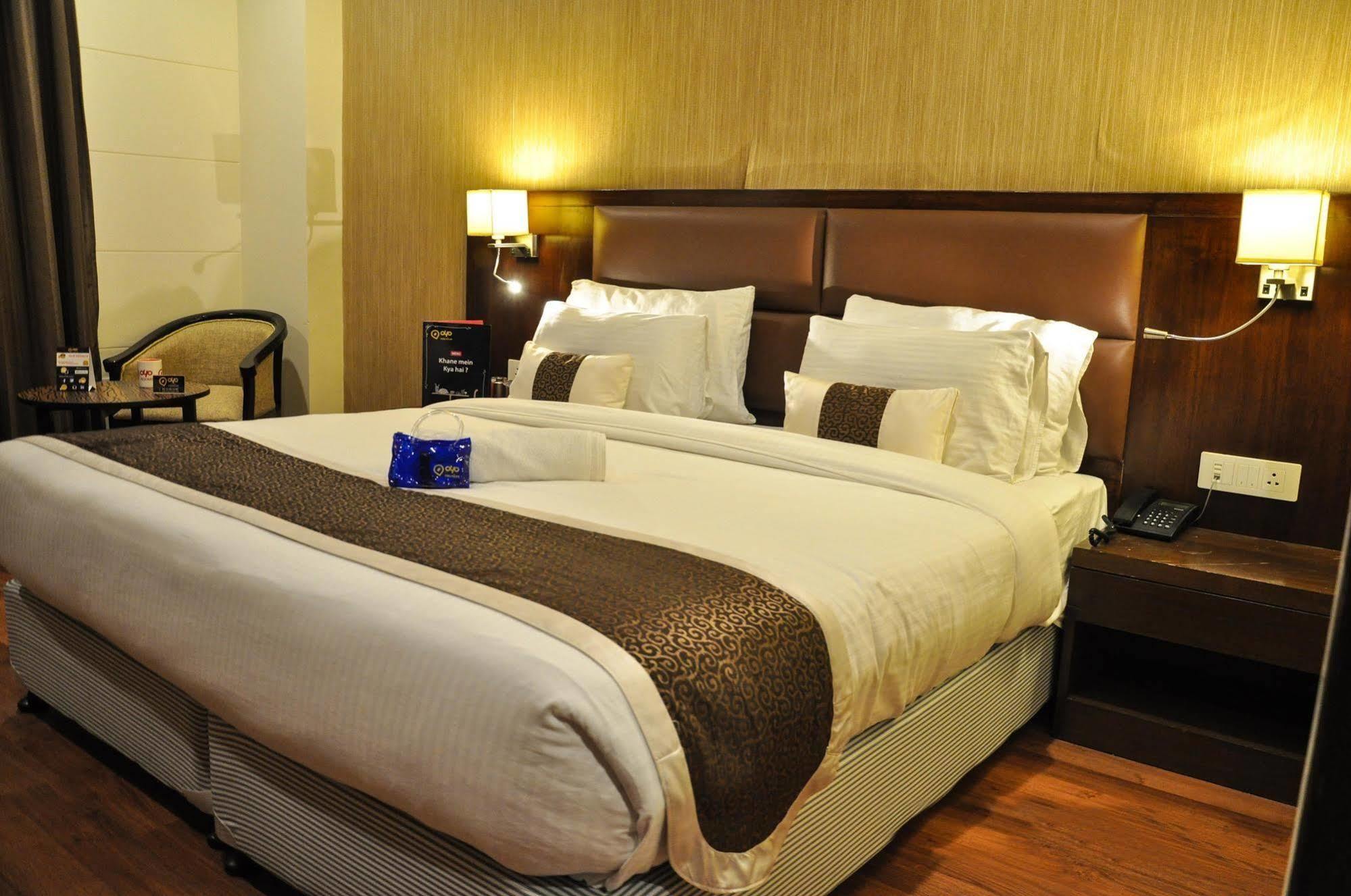 Hotel Casaya Inn Chinhat Екстериор снимка