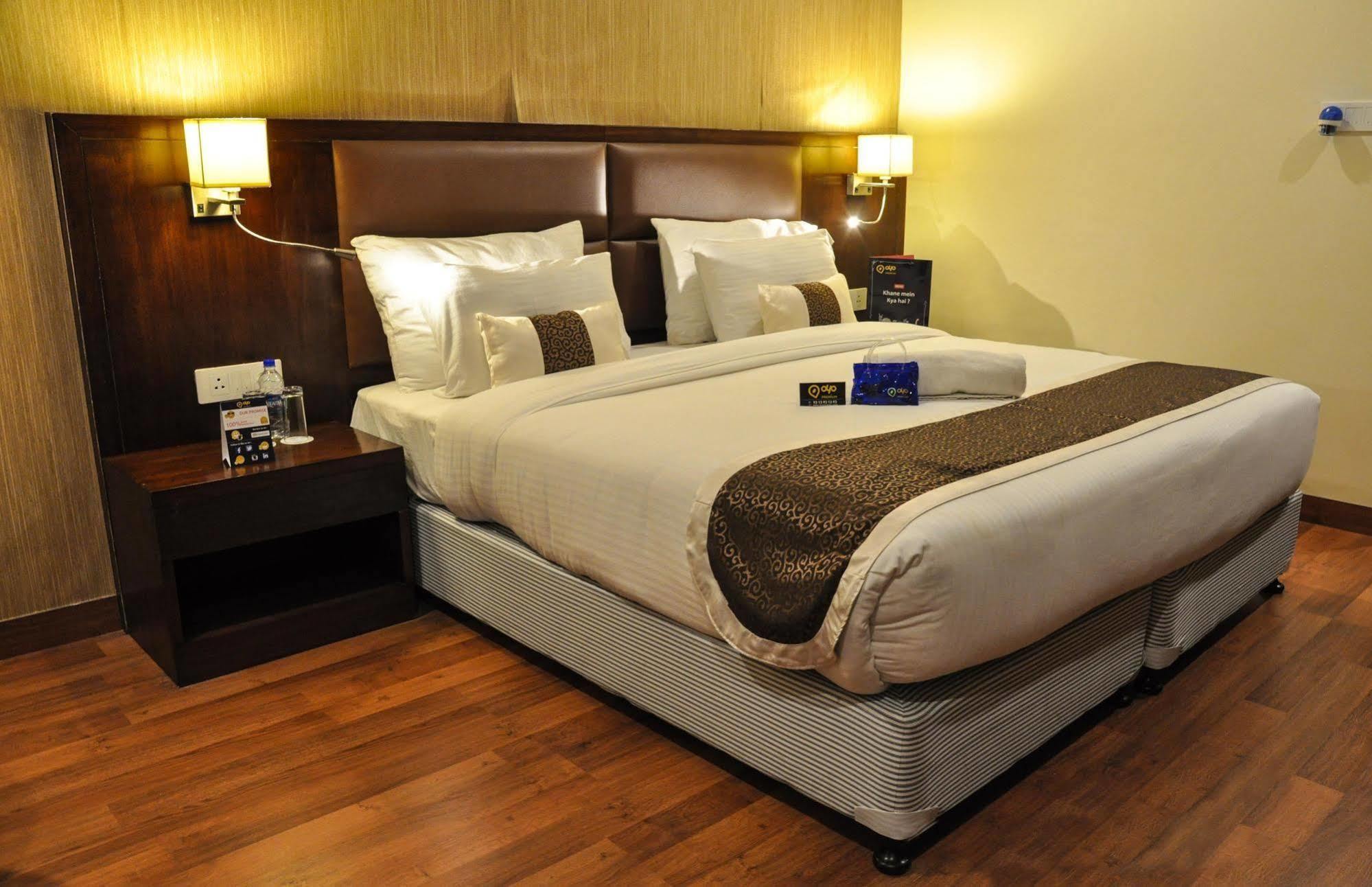 Hotel Casaya Inn Chinhat Екстериор снимка